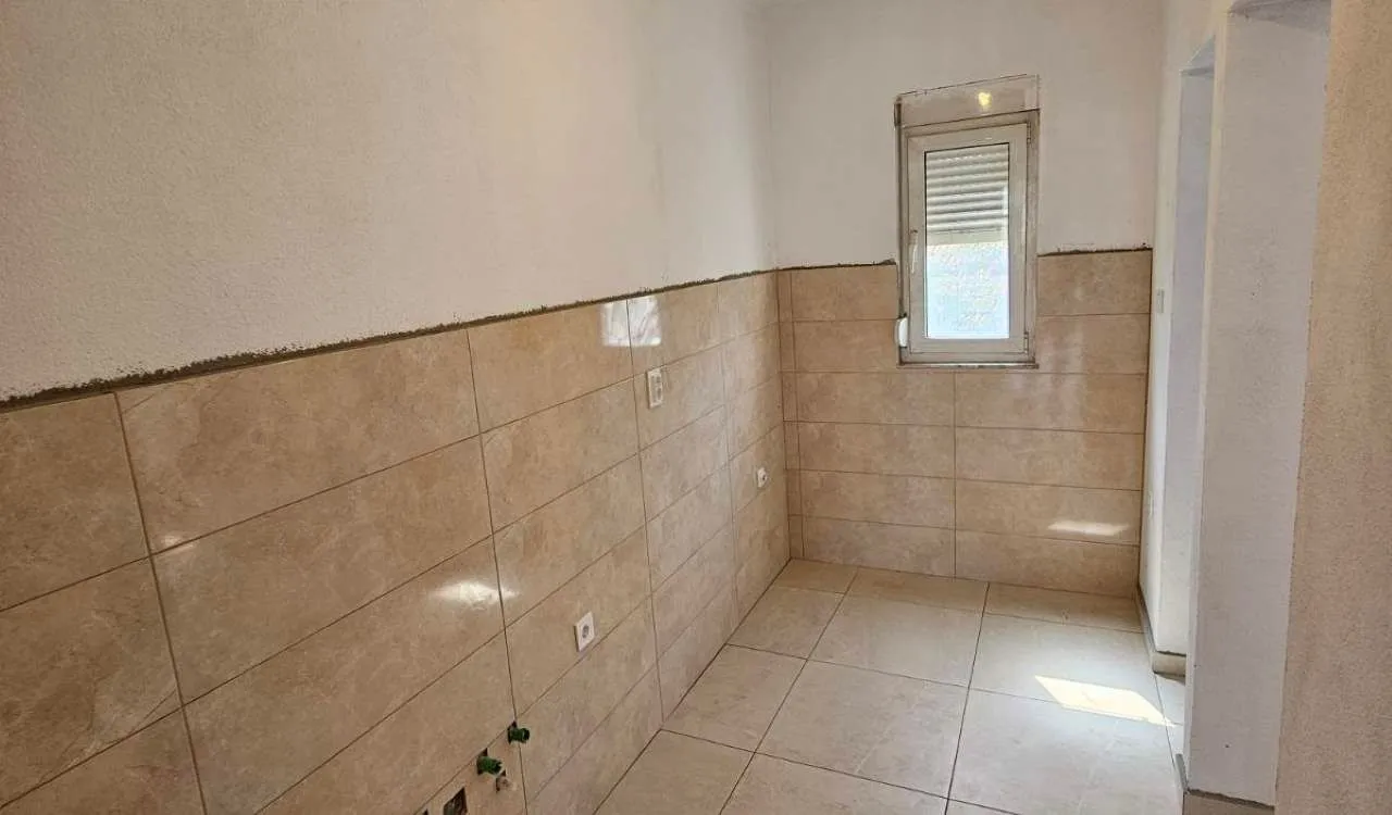 Izdavanje, dvosoban stan, 70m², Pod Goricom, Podgorica