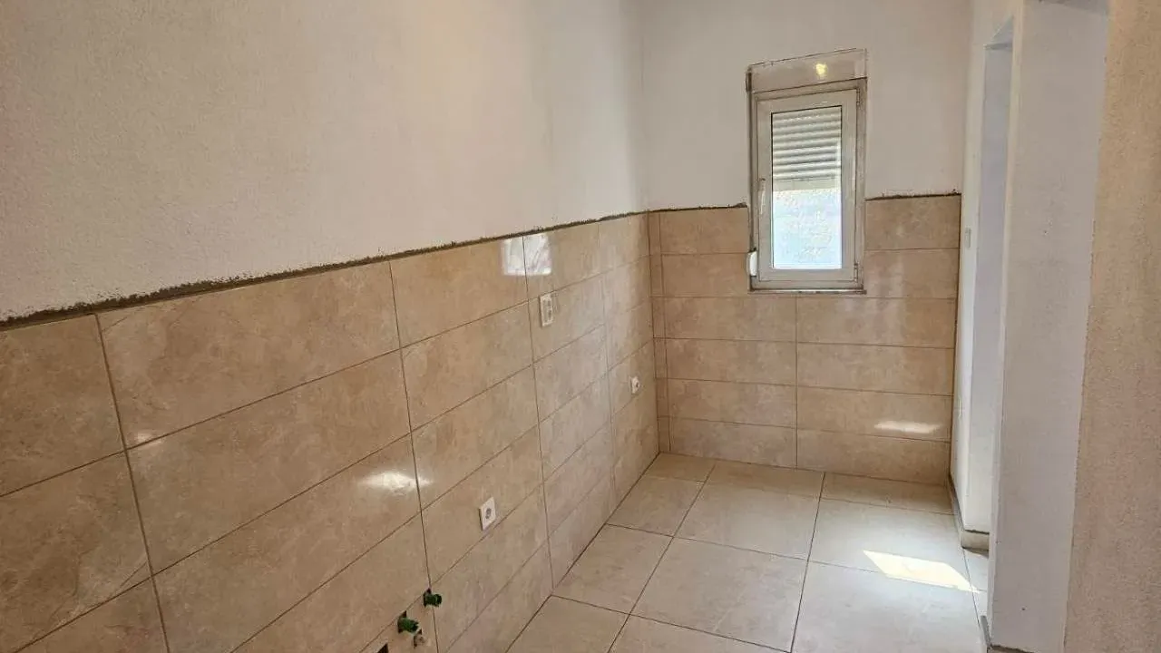 Izdavanje, dvosoban stan, 70m², Pod Goricom, Podgorica
