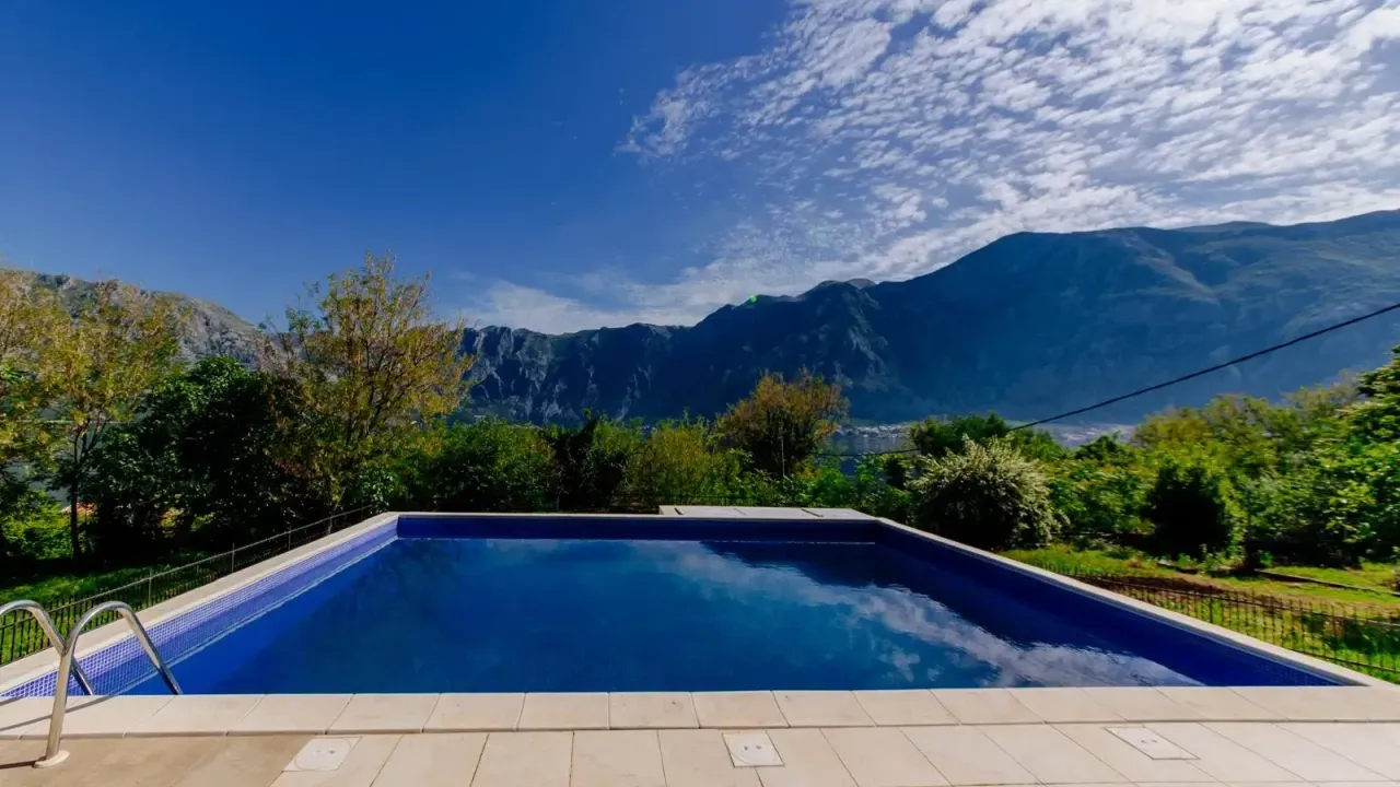 Izdavanje, stan, 120m², Kotor, Crna Gora