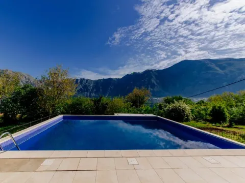 Izdavanje, stan, 120m², Kotor, Crna Gora