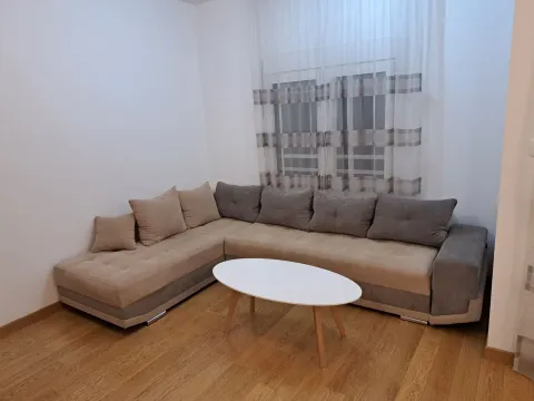 Dnevna soba sa ugaonom garniturom, stočićem i prozorom sa zavjesama. - image 4