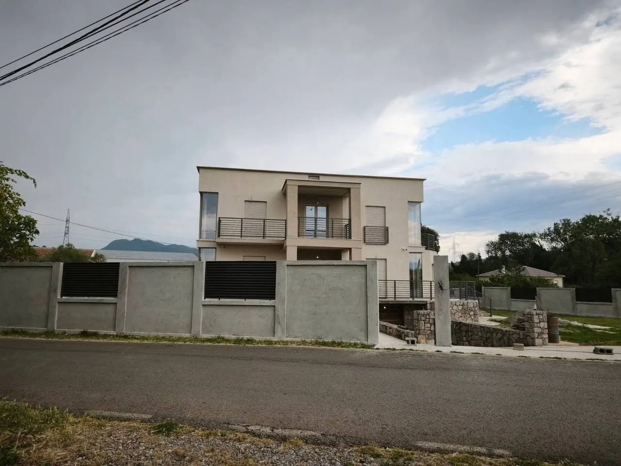 Rent, house, 360m², Donja Gorica, Podgorica