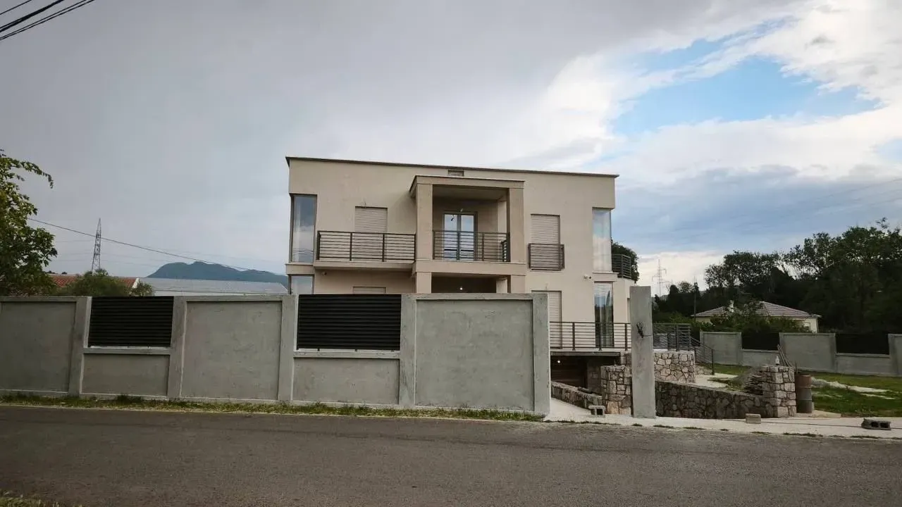Izdavanje, kuća, 360m², Donja Gorica, Podgorica