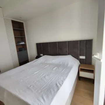 Moderna spavaća soba sa bračnim krevetom, uzglavljem i ugradnim plakarom. - image 6