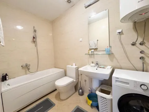 Kompaktno opremljeno kupatilo sa kadom, umivaonikom, toaletom i veš mašinom. - image 8