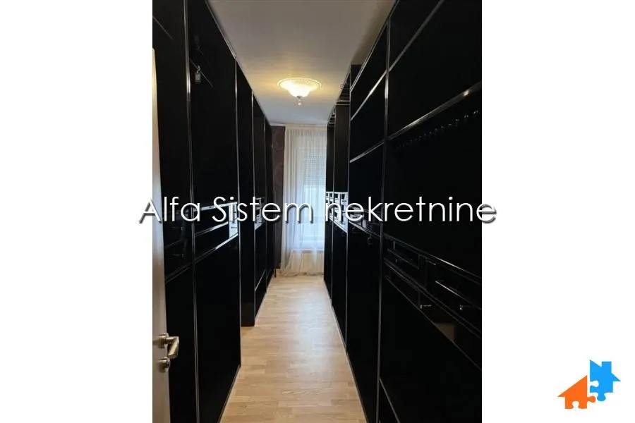Izdavanje, četvorosoban stan, 150m², Savski Venac, Beograd