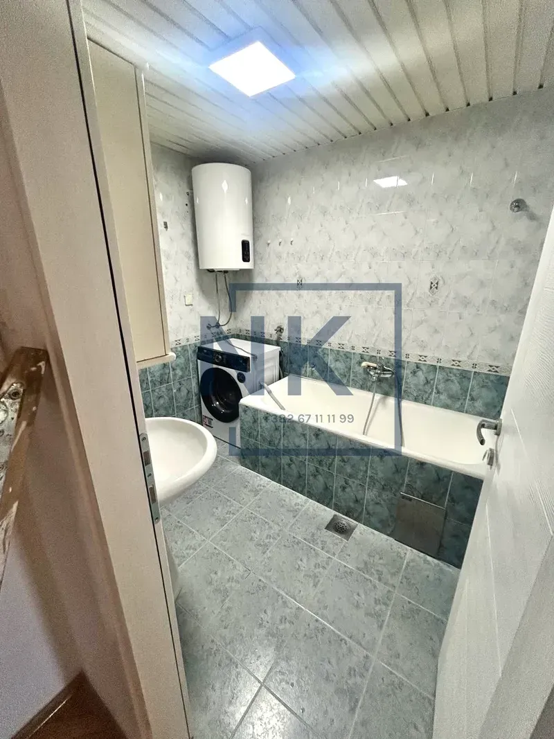 Kupatilo sa kadom, umivaonikom, veš mašinom i bojlerom.
