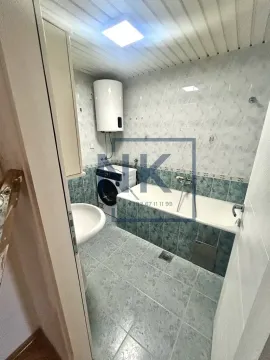 Kupatilo sa kadom, umivaonikom, veš mašinom i bojlerom. - image 5