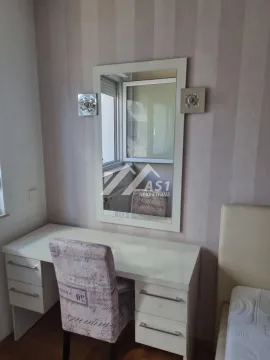 Radni sto sa stolicom i ogledalom u spavaćoj sobi. - image 6