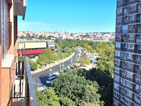 Pogled sa terase na gradsku ulicu i okolne zgrade. - image 17