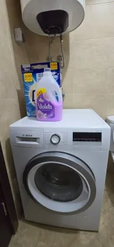 Veš mašina sa deterdžentom u kupatilu. - image 10
