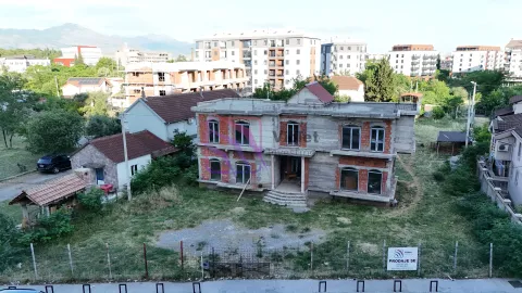 Pogled iz vazduha na kuću u izgradnji sa dvorištem. - image 2