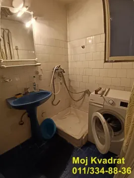 Manje kupatilo sa umivaonikom, tuš kabinom i veš mašinom. - image 6