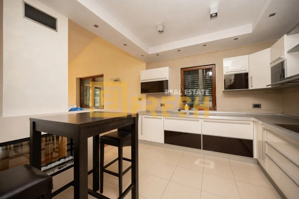 Rent, house, 380m², Mareza, Podgorica