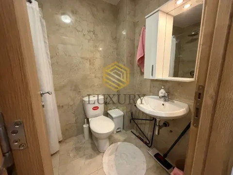 Manje kupatilo sa tuš kabinom, umivaonikom i wc šoljom. - image 8