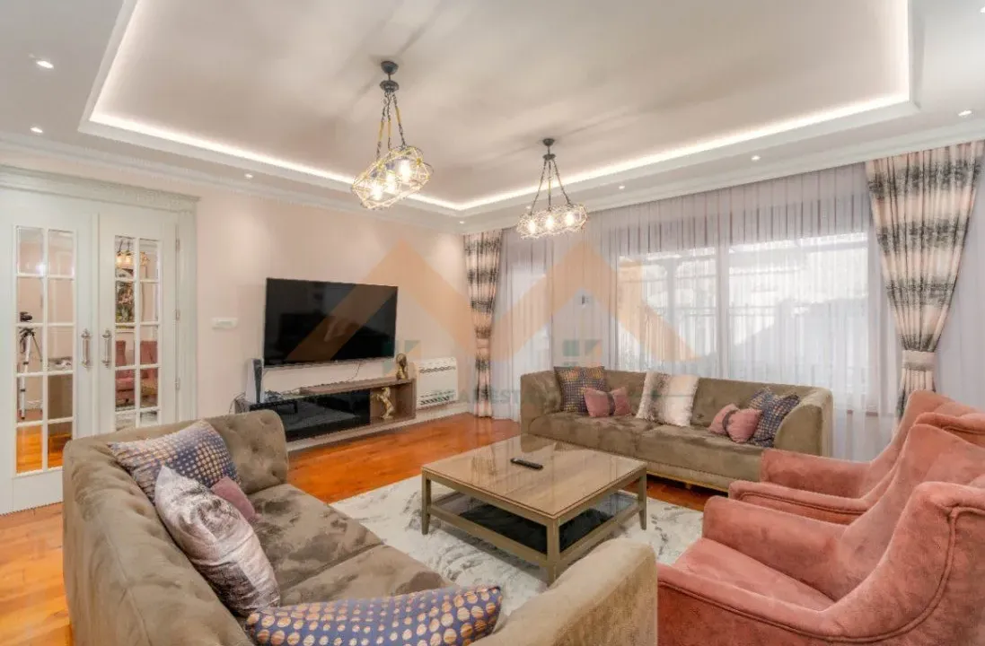 Rent, house, 280m², Stara Varoš, Podgorica