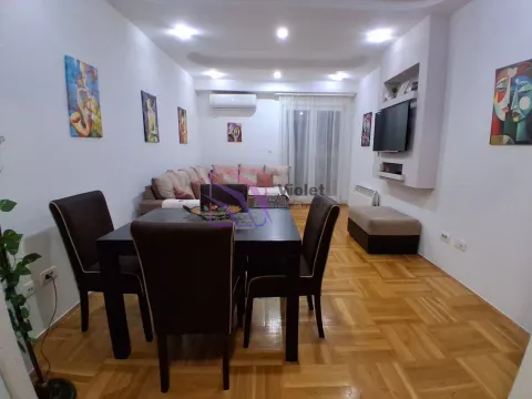 Dnevni boravak sa garniturom, trpezarijskim stolom i parketom na podu. - image 4