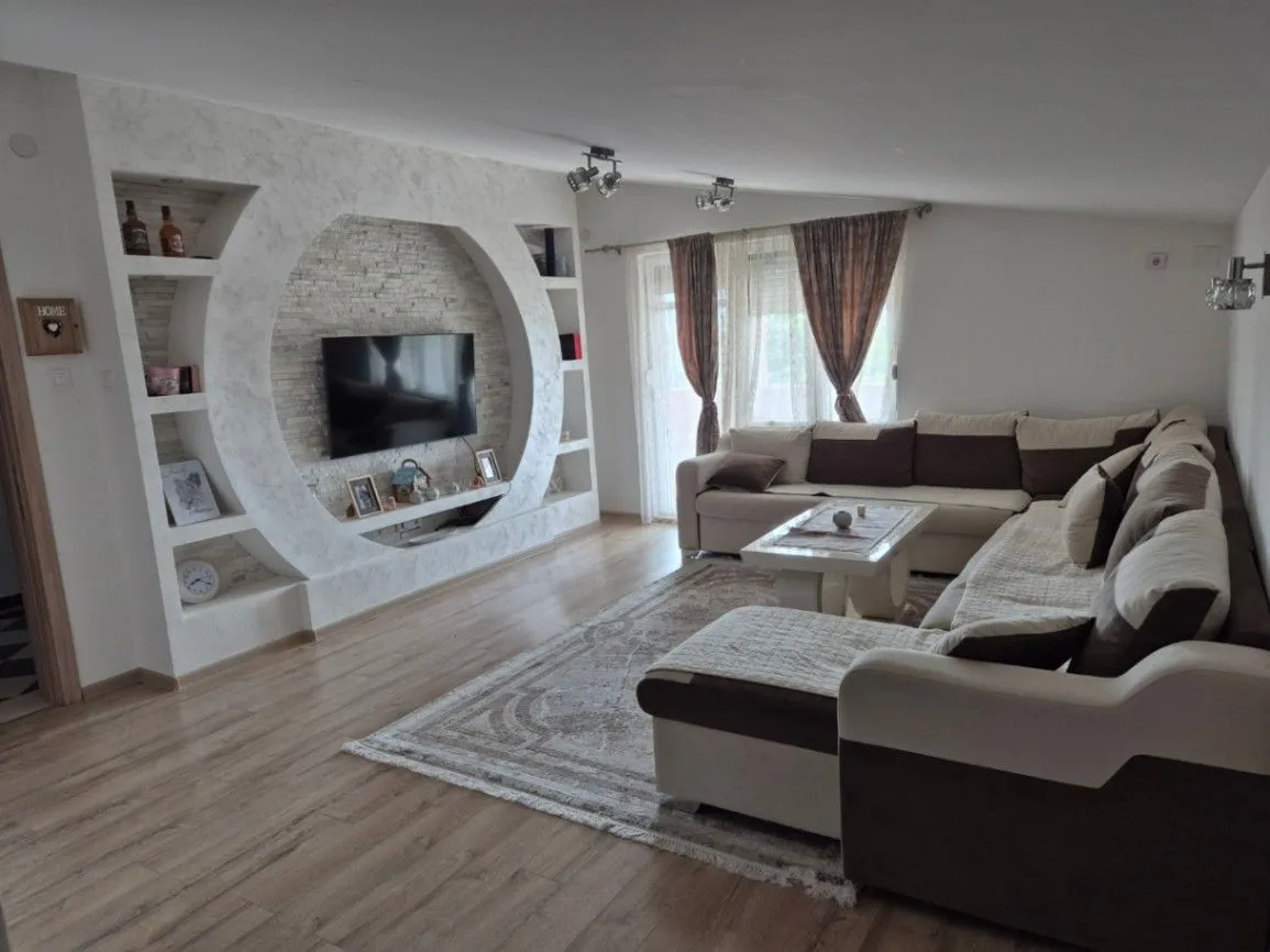 Izdavanje, kuća, 140m², Kokoti, Podgorica