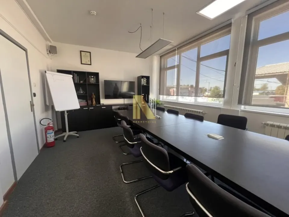 Izdavanje, poslovni prostor, 200m², Novi Sad, Srbija
