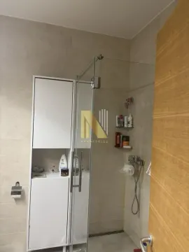 Moderno kupatilo sa tuš kabinom i ormarićem. - image 23