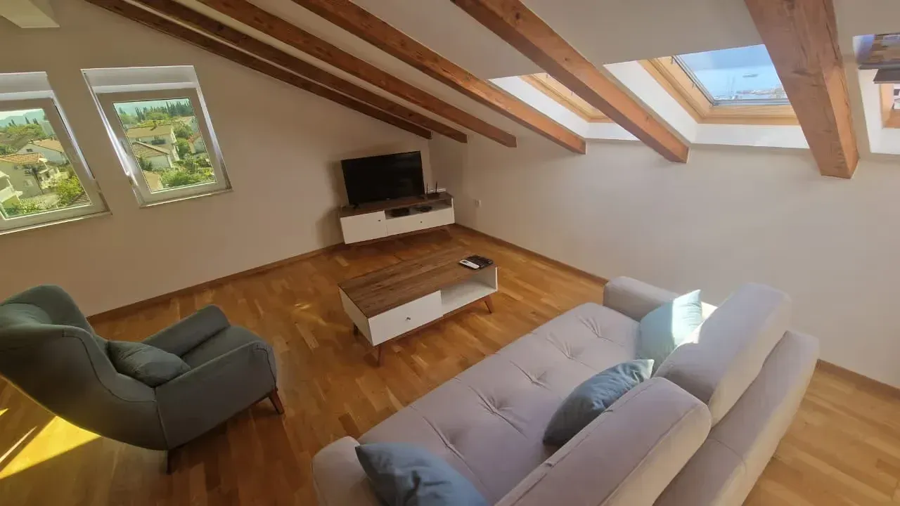 Izdavanje, stan, 88m², Tivat, Crna Gora