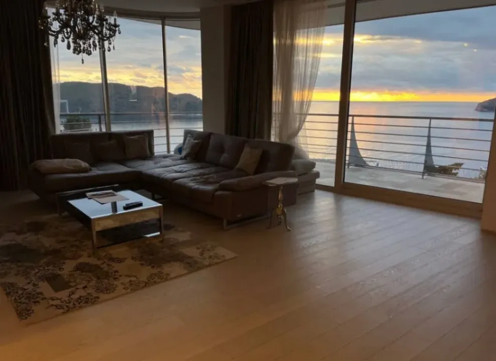 Izdavanje, dvosoban stan, 178m², Budva, Crna Gora