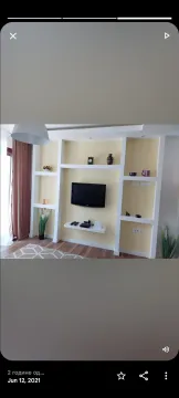 Dnevna soba sa ugradnim policama i televizorom na zidu. - image 3