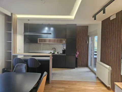 Moderna kuhinja sa šankom i trpezarijom u sklopu dnevnog boravka. - image 6