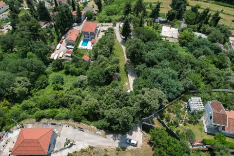 Pogled iz vazduha na okolinu sa kućama i zelenilom. - image 4