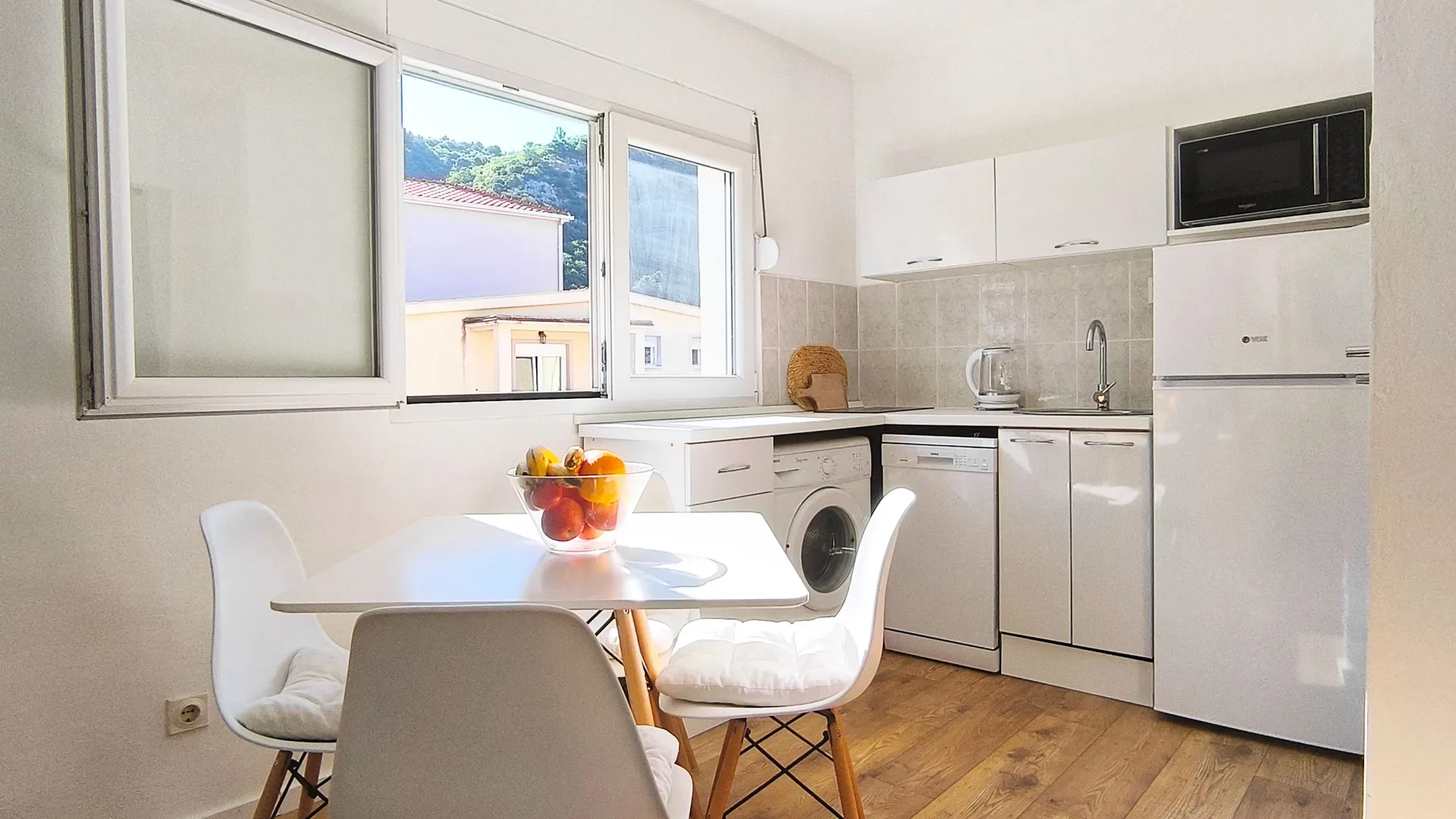 Izdavanje, jednosoban stan, 43m², Lazi, Budva
