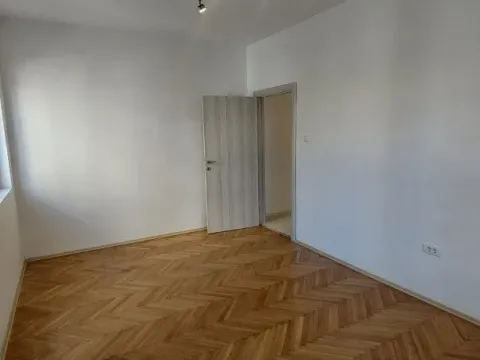 Izdavanje, poslovni prostor, 58m², Centar, Podgorica - image 10