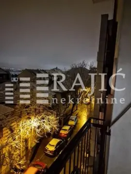Pogled sa terase noću na ulicu i zgrade. - image 10