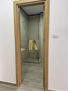 Pogled kroz vrata na moderno opremljeno kupatilo sa tuš kabinom. - image 7