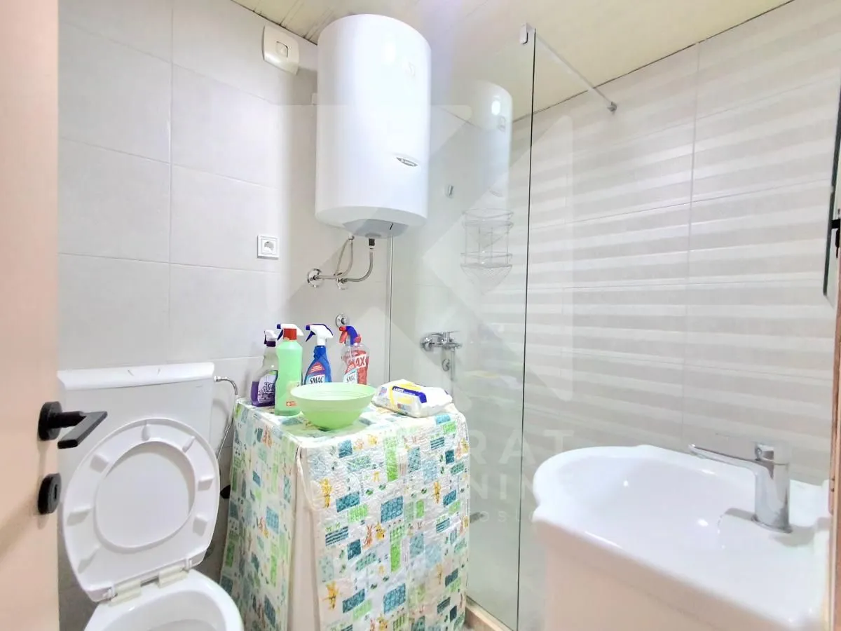 Kupatilo sa tuš kabinom, WC šoljom, umivaonikom i bojlerom.