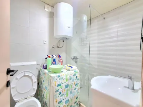 Kupatilo sa tuš kabinom, WC šoljom, umivaonikom i bojlerom. - image 6