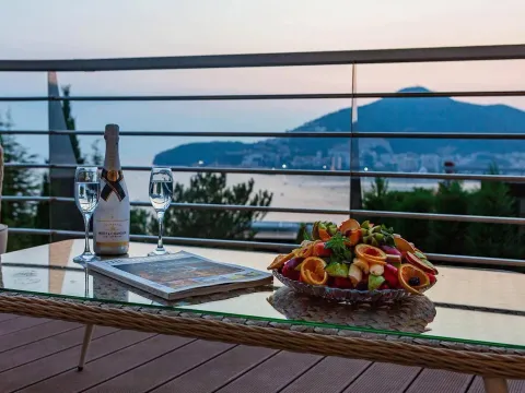 Prodaja, dvosoban stan, 186m², Centar, Budva - image 1