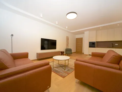 Izdavanje, trosoban stan, 105m², New City, Podgorica - image 2