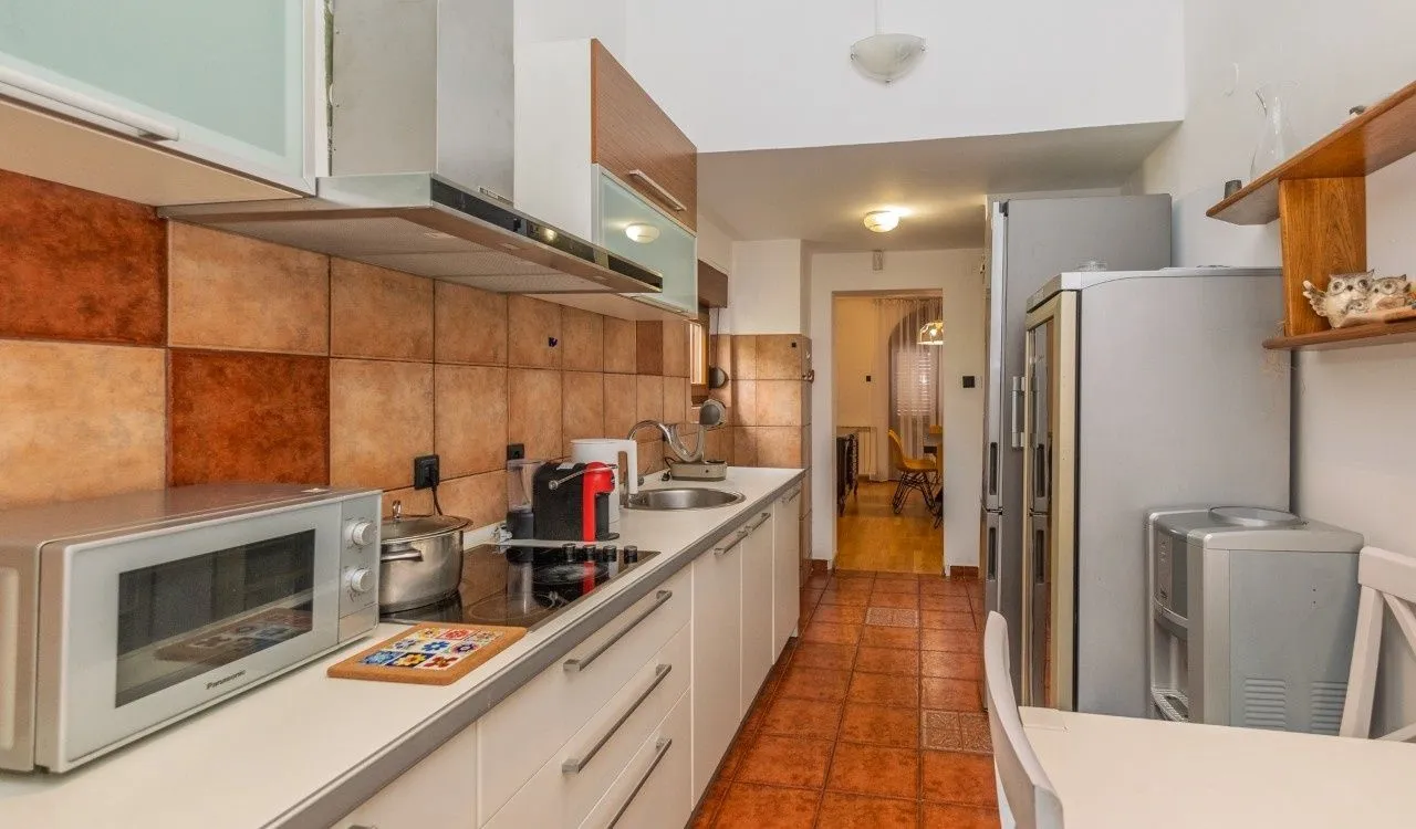Rent, house, 280m², Gorica C, Podgorica