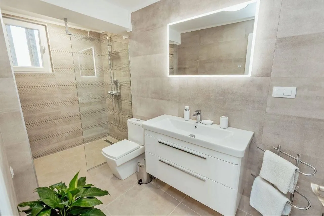 Izdavanje, dvosoban stan, 70m², Centar, Tivat
