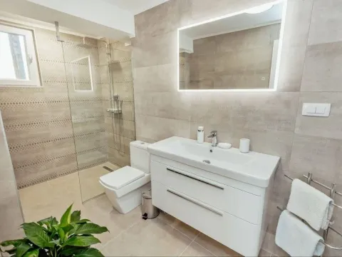 Izdavanje, dvosoban stan, 70m², Centar, Tivat - image 9