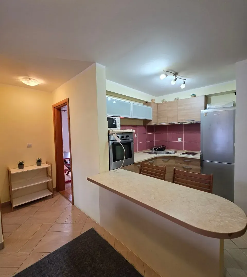 Izdavanje, dvosoban stan, 95m², Gospoština, Budva