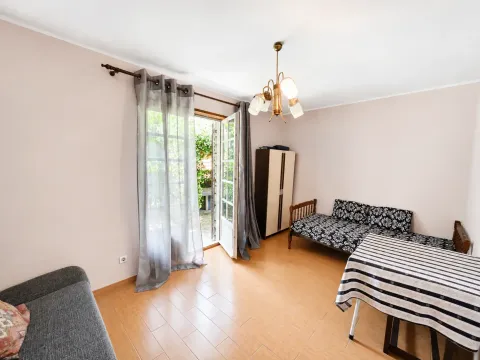 Dnevna soba sa krevetom, trpezarijskim stolom i izlazom na terasu. - image 9