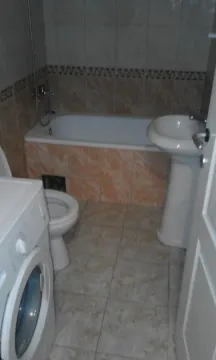 Kupatilo opremljeno kadom, umivaonikom, WC šoljom i veš mašinom. - image 6
