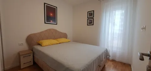 Svijetla spavaća soba sa bračnim krevetom. - image 7