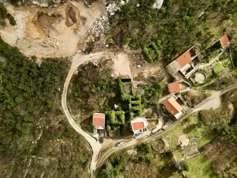 Pogled iz vazduha na imanje sa objektima okruženim zelenilom. - image 4