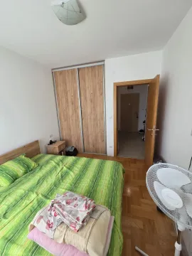 Spavaća soba sa bračnim krevetom, plakarom i ventilatorom. - image 3