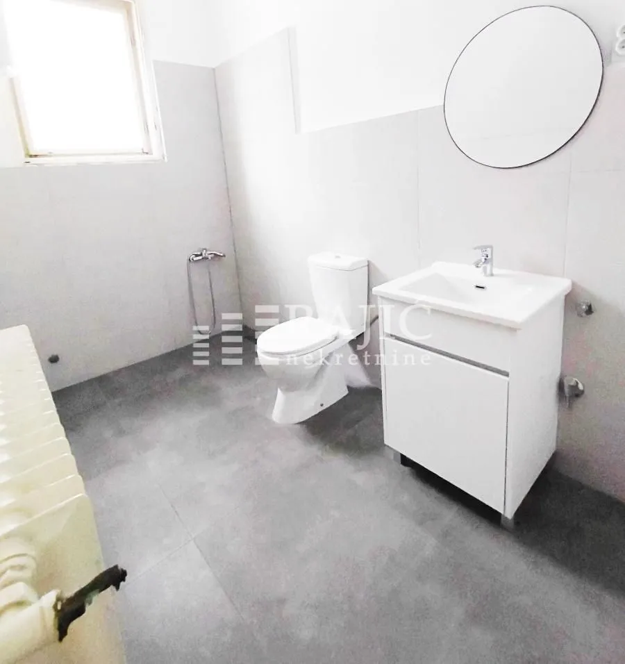 View of a bright and modernly equipped bathroom with sanitary facilities.