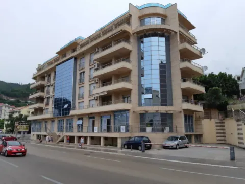 Izdavanje, dvosoban stan, 60m², Bečići, Budva