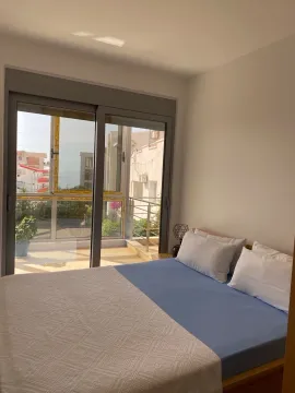 Svjetla spavaća soba sa bračnim krevetom i izlazom na terasu. - image 4