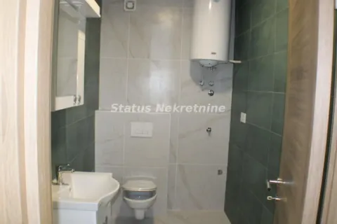 Pogled na moderno opremljeno kupatilo sa sanitarijama i bojlerom. - image 10